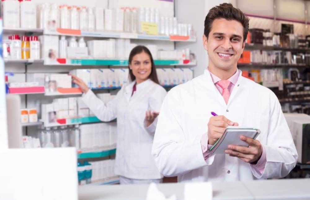 AUXILIAR DE FARMACIA